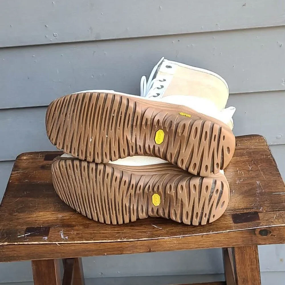 UGG White Adirondack II Shearling Snow Boot size 7 Like NEW!